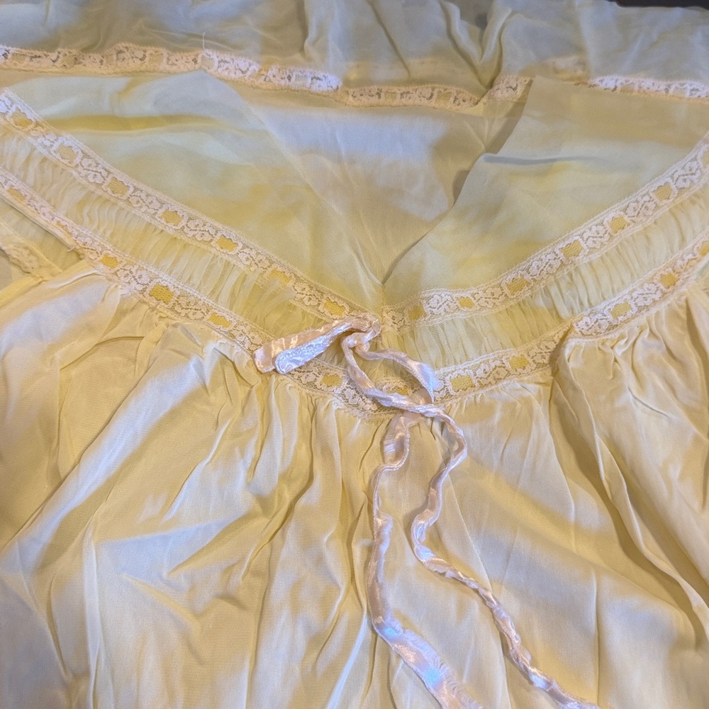 Vintage Aristocraft Yellow Nightgown with Lace Trim - Picture 4 of 8